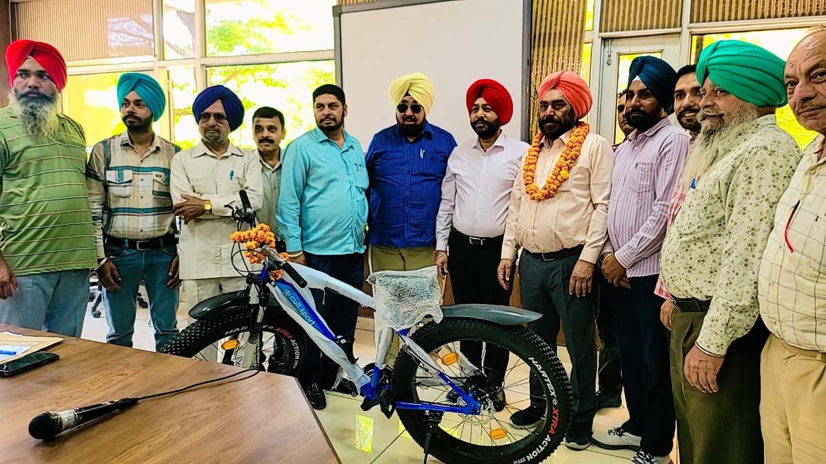 A farewell party was given on the occasion of retirement